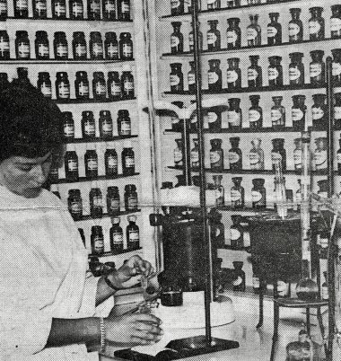 Die Einrichtung der Apotheke war geradezu museumsreif. Foto: H. Kulpa, in: Kölner Stadtanzeiger vom 14.5.1964
