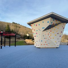 Impression aus dem Sportpark Schleiden: Kletterwürfel und Ninja-Elemente.