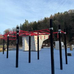 Impression aus dem Sportpark Schleiden: Kletterwürfel und Ninja-Elemente.