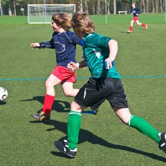 Juniorenfußball – Zweikampf auf Kunstrasenplatz