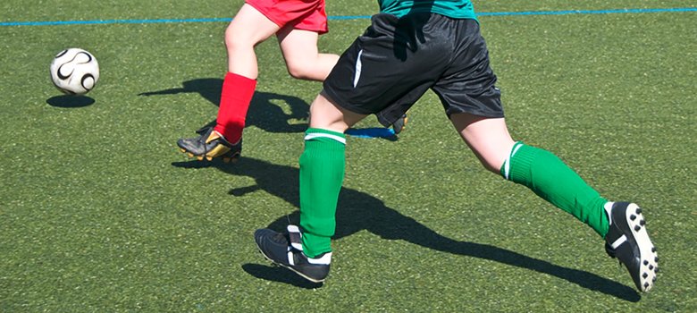 Juniorenfußball – Zweikampf auf Kunstrasenplatz Juniorenfußball – Zweikampf auf Kunstrasenplatz