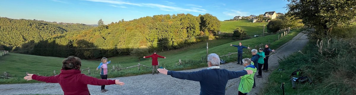 Von Mai bis August erwartet sportbegeisterte ein vielseitiges Outdoor-Fitnessprogramm im Gemünder Kurpark Von Mai bis August erwartet sportbegeisterte ein vielseitiges Outdoor-Fitnessprogramm im Gemünder Kurpark