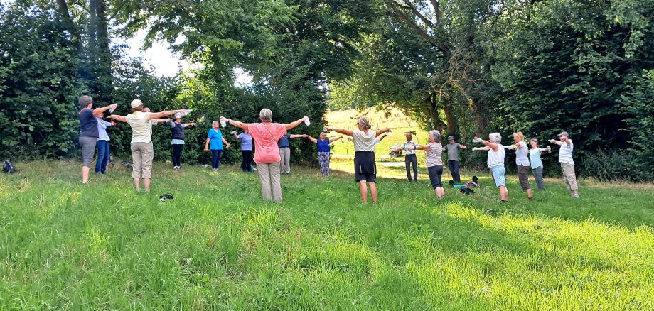 Von Mai bis August erwartet sportbegeisterte ein vielseitiges Outdoor-Fitnessprogramm im Gemünder Kurpark