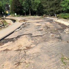 Fahrbahnschäden der Brücke über die Urft in Gemünd, Pfarrer-Kneipp-Straße unmittelbar nach der Hochwasser-Katastrophe 2021.