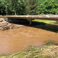 Die Brücke über die Urft in Gemünd, Pfarrer-Kneipp-Straße unmittelbar nach der Hochwasser-Katastrophe 2021. - Link öffnet seitenüberlagerndes Dialog-Fenster