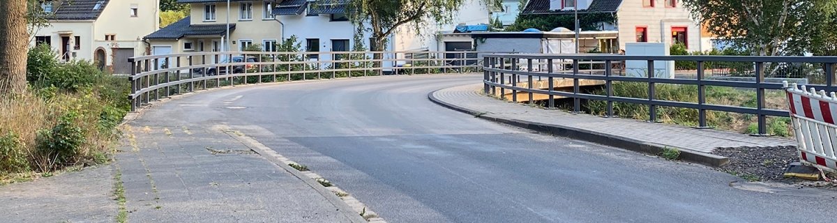 Brücke über die Urft in Gemünd, Pfarrer-Kneipp-Straße. Brücke über die Urft in Gemünd, Pfarrer-Kneipp-Straße.