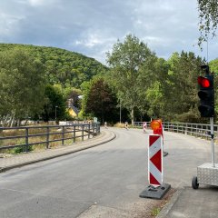 Die Brücke über die Urft in Gemünd, Pfarrer-Kneipp-Straße ist derzeit nur noch einspurig befahrbar.