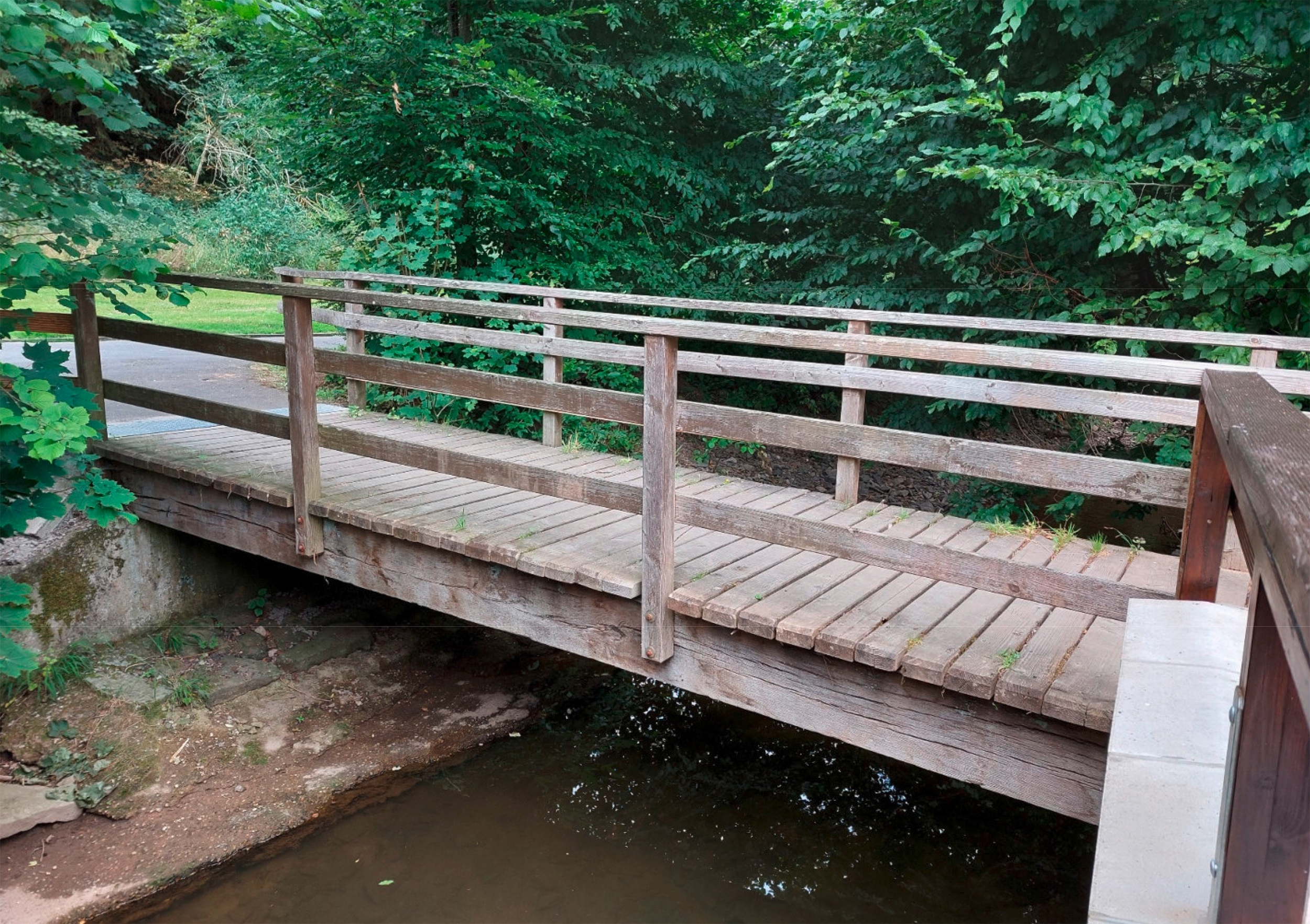 Fußgängerbrücke über den Dieffenbach in Schleiden, Am Dieffenbach. Fußgängerbrücke über den Dieffenbach in Schleiden, Am Dieffenbach.