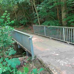 Fußgängerbrücke über den Dieffenbach in Schleiden, Kurpark / Freibad.