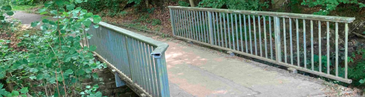 Fußgängerbrücke über den Dieffenbach in Schleiden, Kurpark / Freibad. Fußgängerbrücke über den Dieffenbach in Schleiden, Kurpark / Freibad.