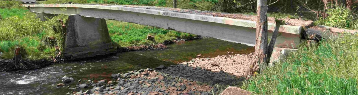 Fußgängerbrücke über die Olef in Olef, Am Wehr / Kirche nach den Aufräumarbeiten nach der Hochwasser-Katastrophe.