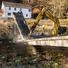 Abriss der Fußgängerbrücke über die Olef in Olef, Am Wehr / Kirche.