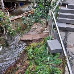 Treppenanlage und Brücke am Schützenplatz unmittelbar nach der Hochwasser-Katastrophe.