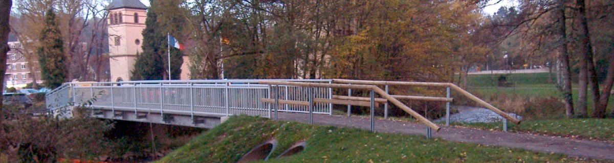 Die Fußgängerbrücke über die Olef in Schleiden, Pont-l´Abbé Platz (Driesch). Die Fußgängerbrücke über die Olef in Schleiden, Pont-l´Abbé Platz (Driesch).