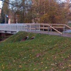 Die Fußgängerbrücke über die Olef in Schleiden, Pont-l´Abbé Platz (Driesch).