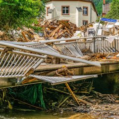 Fußgängerbrücke über die Olef in Schleiden, Pont-l´Abbé Platz (Driesch) nach der Hochwasser-Katastrophe.