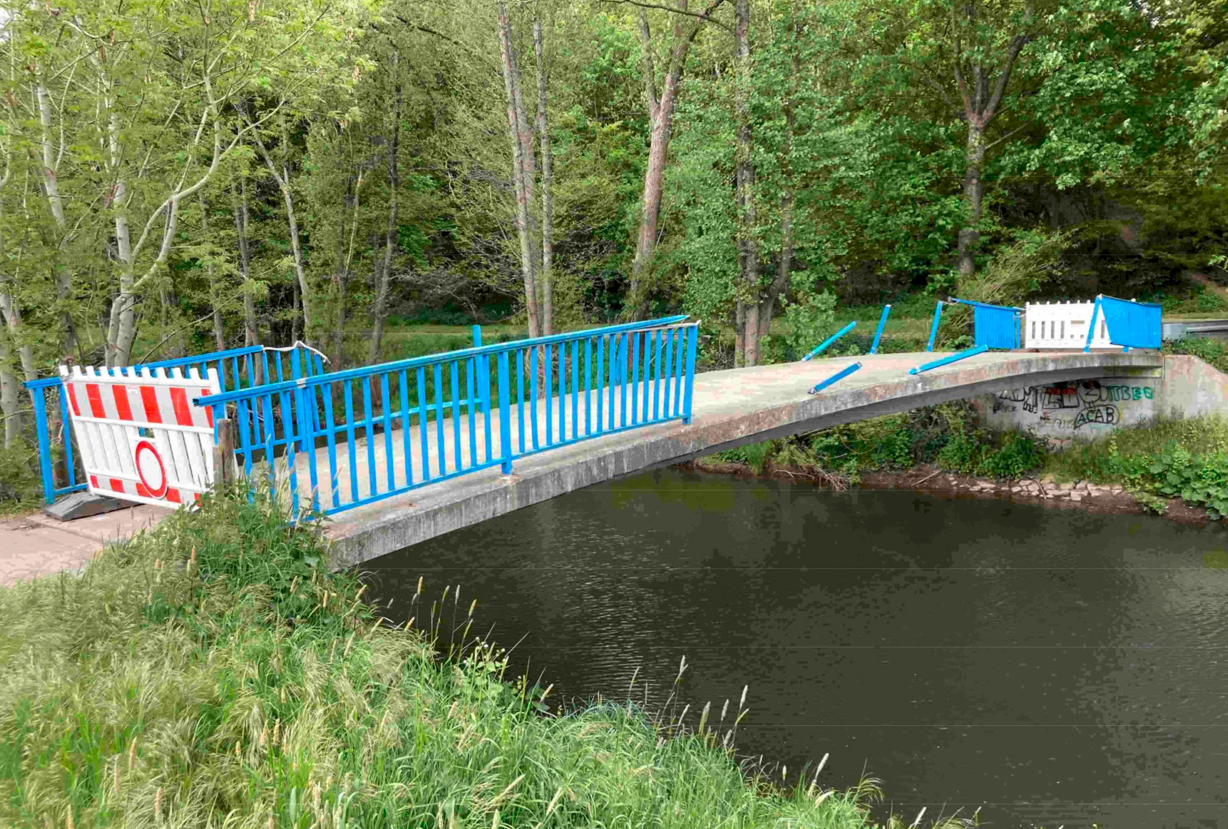Die Fußgängerbrücke über die Olef in Schleiden, Sturmiusstraße wurde nach der Hochwasser-Katastrophe gesperrt. Die Fußgängerbrücke über die Olef in Schleiden, Sturmiusstraße wurde nach der Hochwasser-Katastrophe gesperrt.