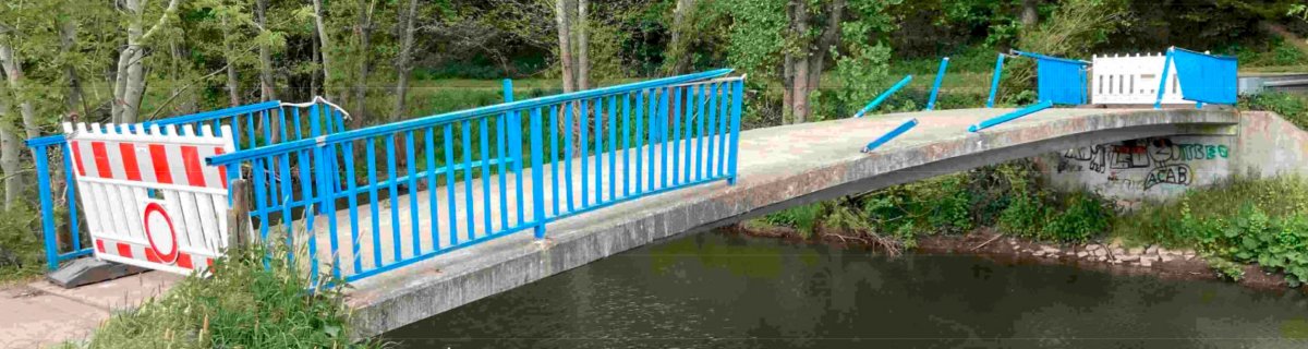 Die Fußgängerbrücke über die Olef in Schleiden, Sturmiusstraße wurde nach der Hochwasser-Katastrophe gesperrt.