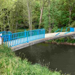 Die Fußgängerbrücke über die Olef in Schleiden, Sturmiusstraße wurde nach der Hochwasser-Katastrophe gesperrt.