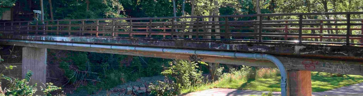 Fußgängerbrücke über die Urft in Gemünd, Zum Freibad nach der Hochwasser-Katastrophe mit provisorischem Geländer.