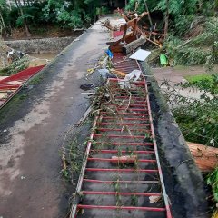 Fußgängerbrücke über die Urft in Gemünd, Zum Freibad unmittelbar nach der Hochwasser-Katastrophe.