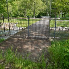 Brücke über die Urft in Gemünd, Uferstraße wurde für Fußgänger gesperrt.