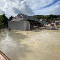 Blick auf die Betondecke des Neubaus und den Altbau. 