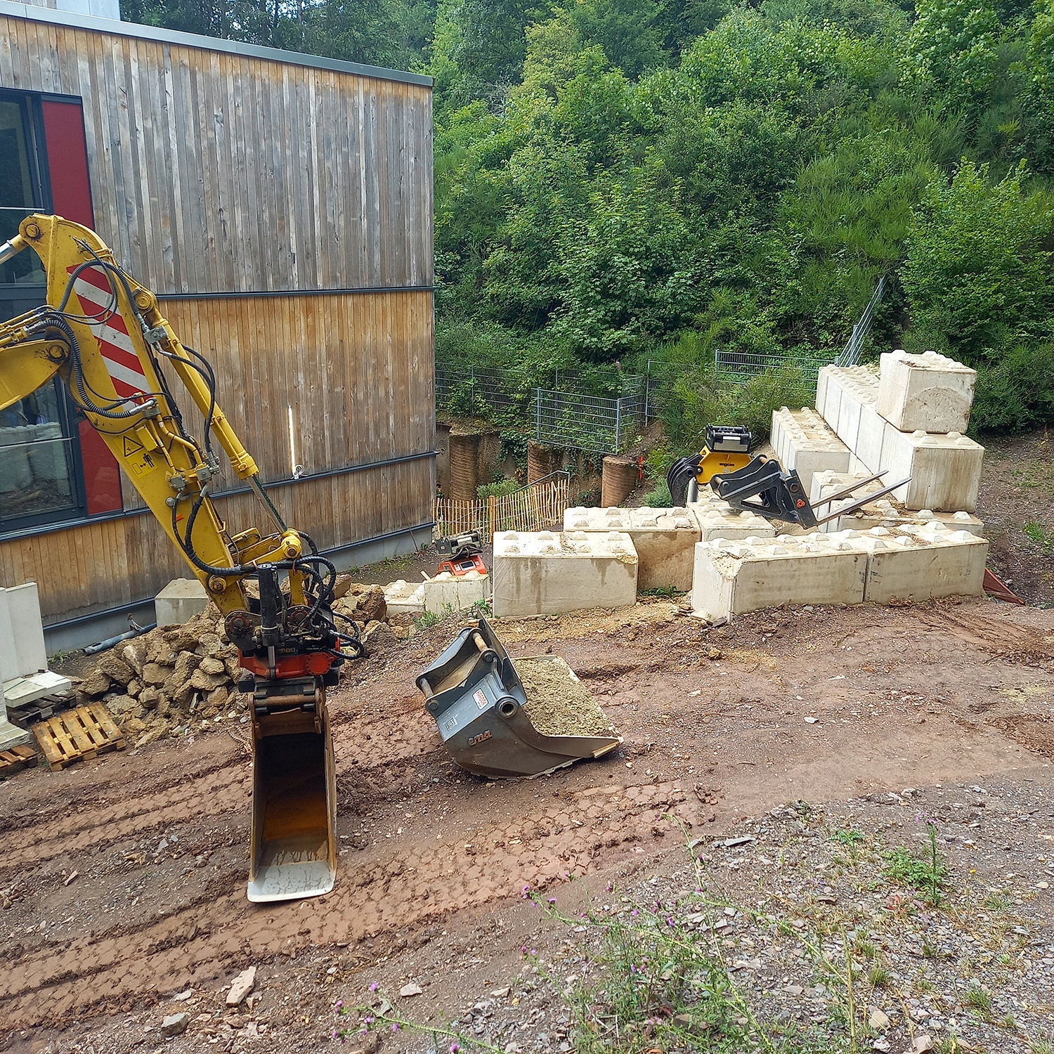 Wiederherstellung des Einlaufbauwerkes Lompigbach in Gemünd. Wiederherstellung des Einlaufbauwerkes Lompigbach in Gemünd.