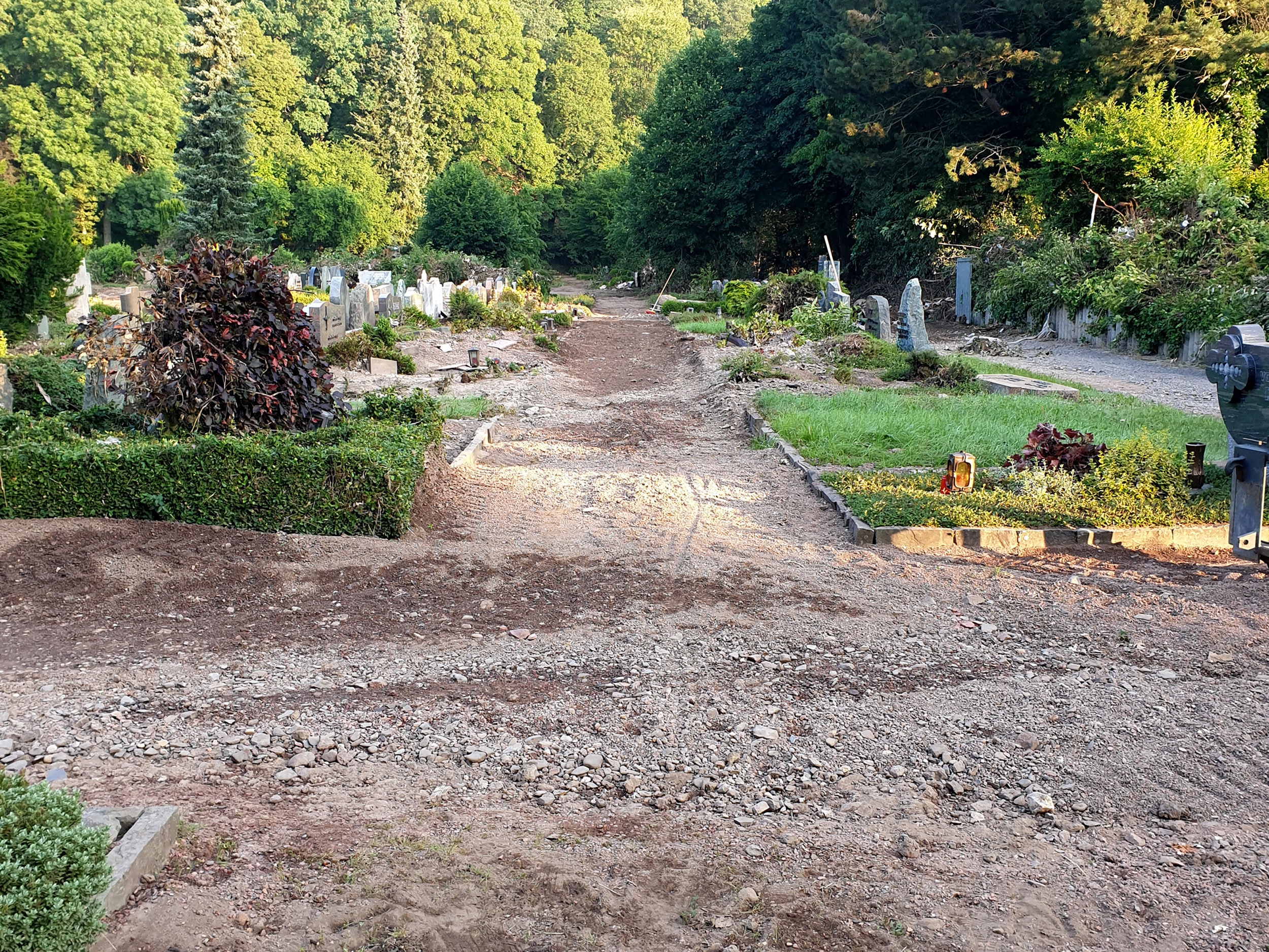 Zerstörte Wege nach der Flut. Zerstörte Wege nach der Flut.
