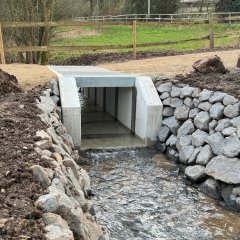 Der gesamte Uferbereich wurde mit Wasserbausteinen gesichert und damit optisch aufgewertet.