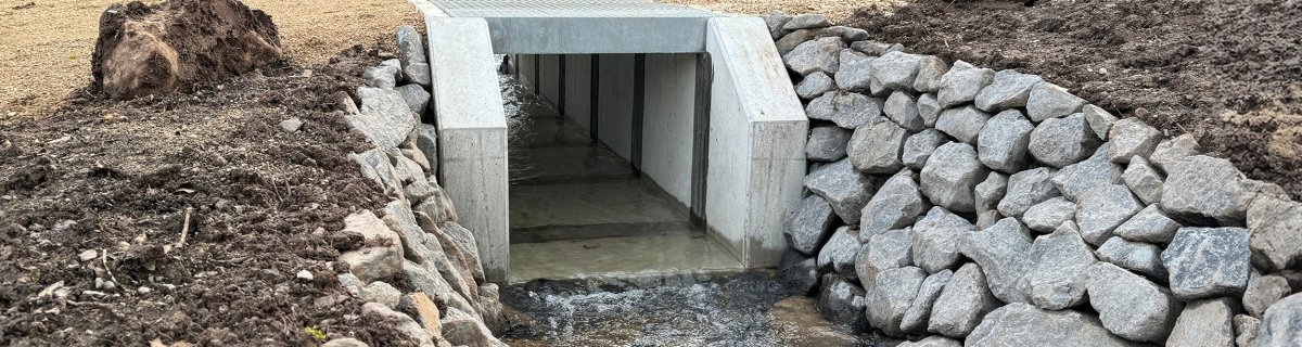 Der gesamte Uferbereich wurde mit Wasserbausteinen gesichert und damit optisch aufgewertet.