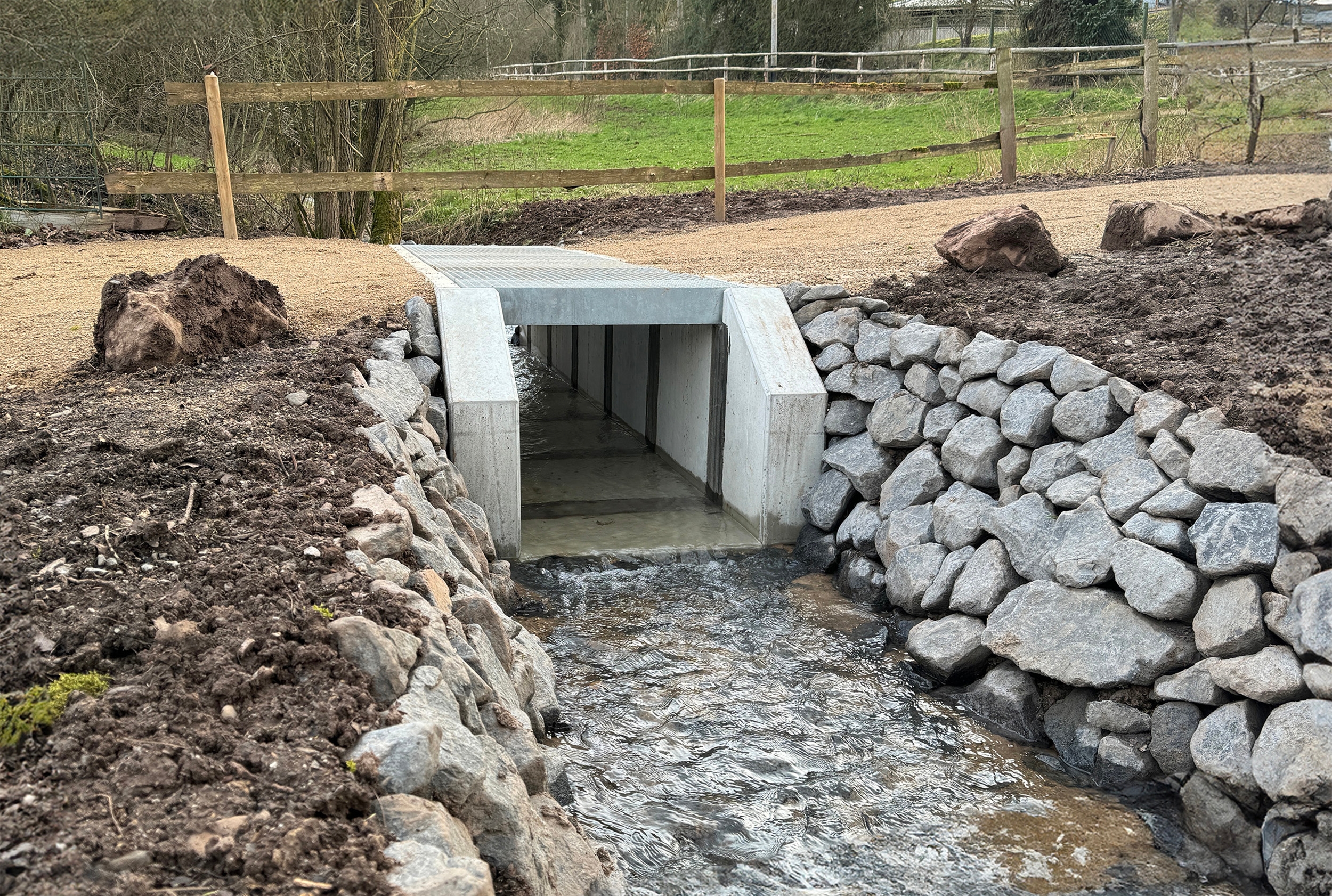 Der gesamte Uferbereich wurde mit Wasserbausteinen gesichert und damit optisch aufgewertet. Der gesamte Uferbereich wurde mit Wasserbausteinen gesichert und damit optisch aufgewertet.