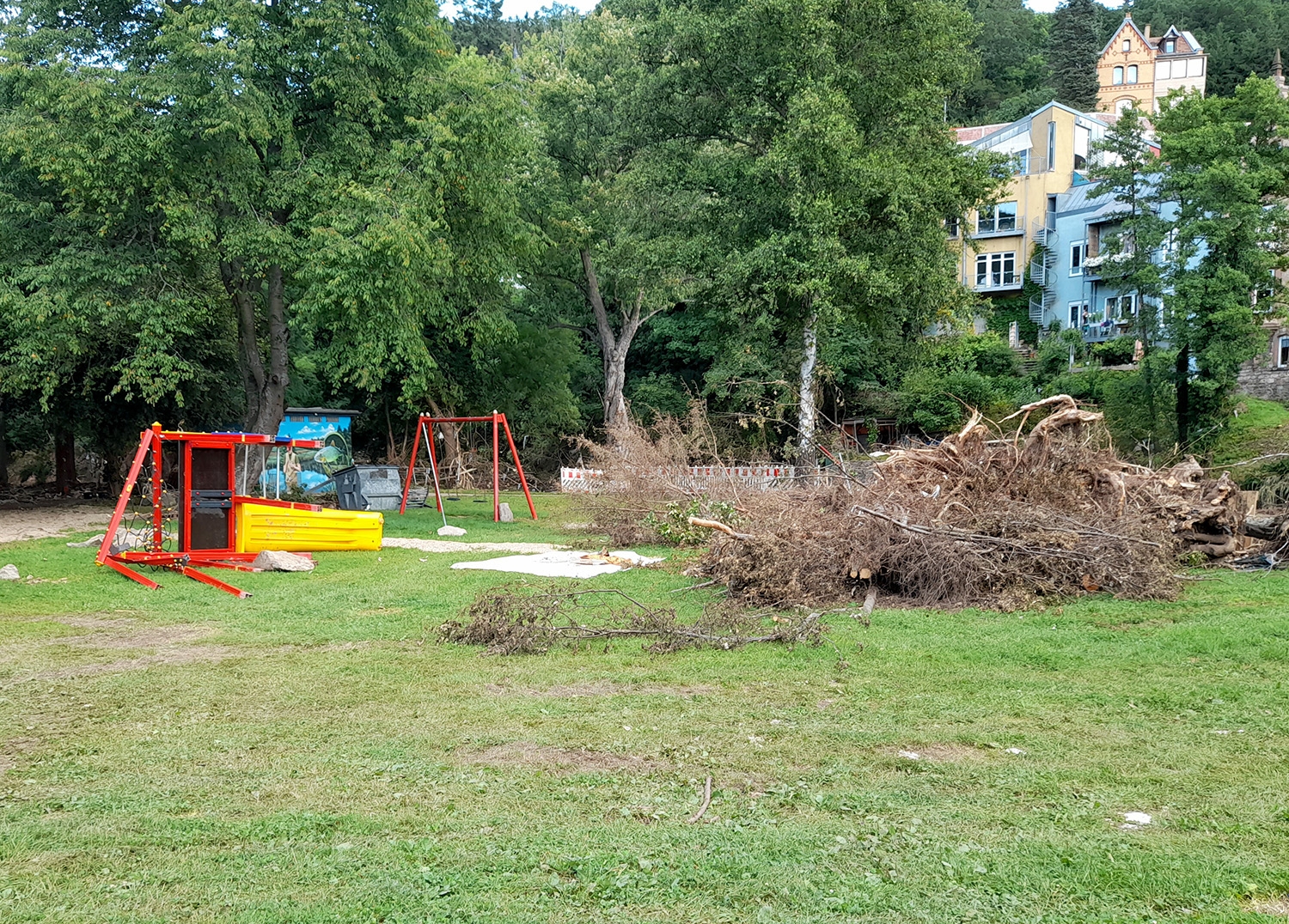 Die Aufnahmen zeigen den Spielplatz hinter der alten Schule in Gemünd unmittelbar nach der Hochwasser-Katastrophe. Die Aufnahmen zeigen den Spielplatz hinter der alten Schule in Gemünd unmittelbar nach der Hochwasser-Katastrophe.