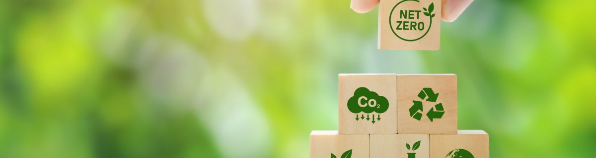 Hintergrundbild zum Thema Klima mit Würfeln, die Klima-Motive enthalten.