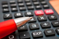 Kalkulation mit Taschenrechner und Stift. Kalkulation mit Taschenrechner und Stift.