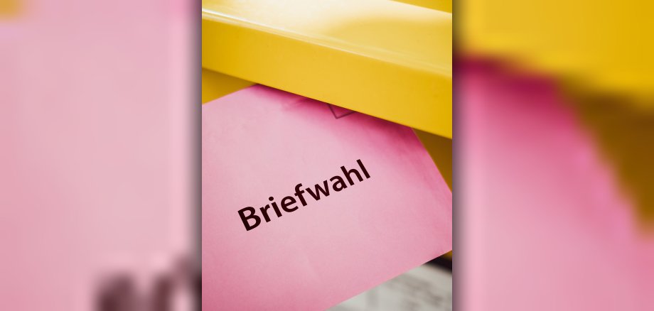 Briefwahl - Wahlbrief am Briefkasten.
