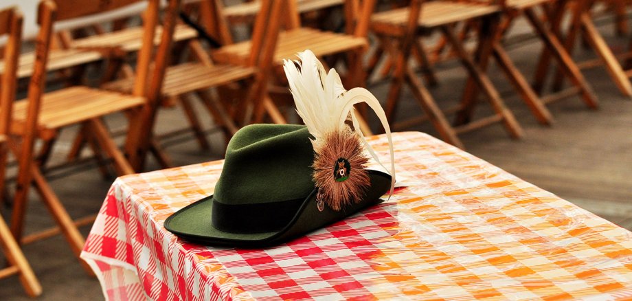 Schützenfest, ein grüner Schützenhut mit Spielhahnfeder auf d