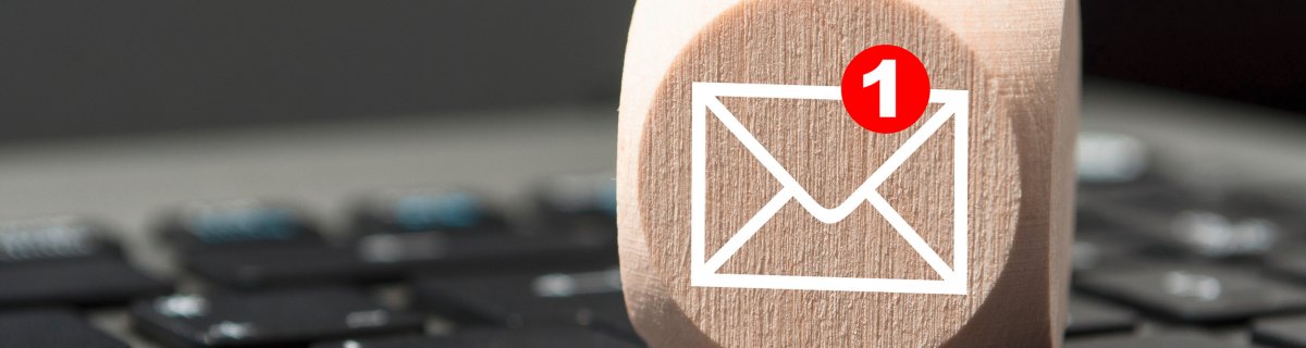 Würfel Holzwürfel mit Kundenservice Kundensupport Kontakt Mail Email.