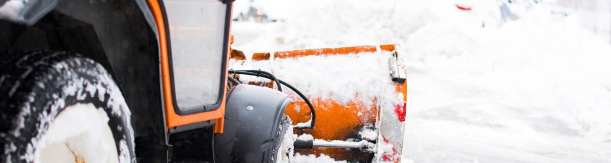Schneepflug räumt die Straßen in der Stadt, Winterdienst.