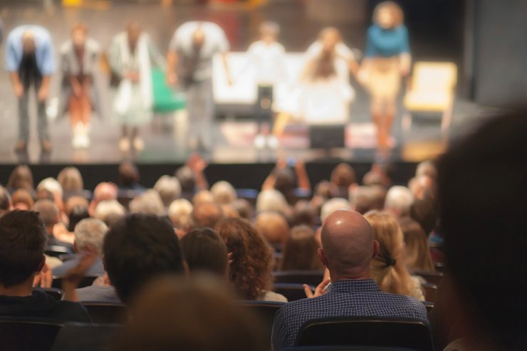 Zuschauer bei einer Theateraufführung. Zuschauer bei einer Theateraufführung.