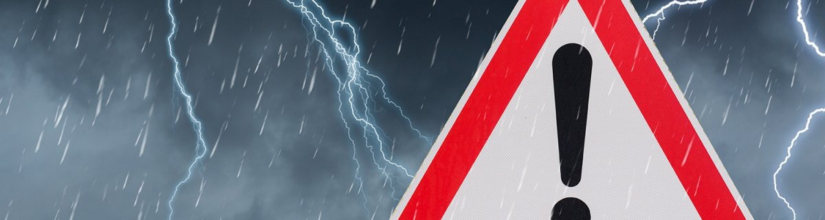 Verkehrschild warnt vor Gewitter und Starkregen. Verkehrschild warnt vor Gewitter und Starkregen.