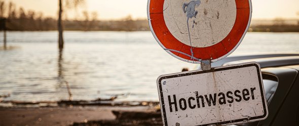 Schild Straßensperrung Hochwasser