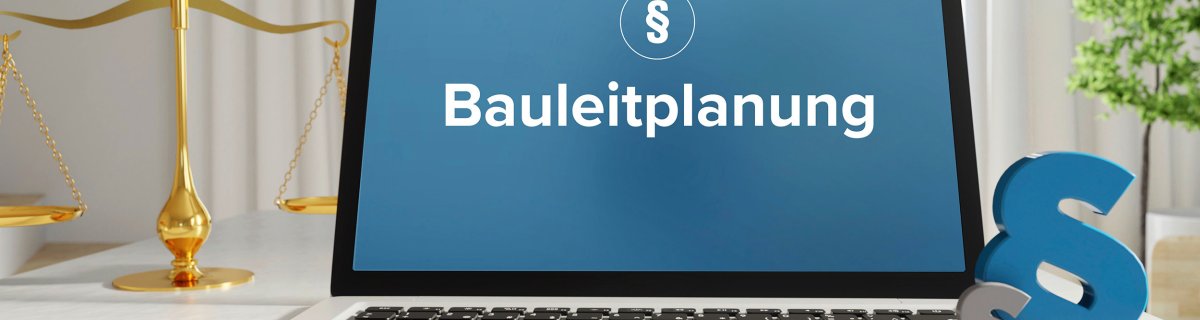 Bauleitplanung – Recht, Gesetz, Internet. Laptop im Büro mit Begriff auf dem Monitor. Paragraf und Waage.