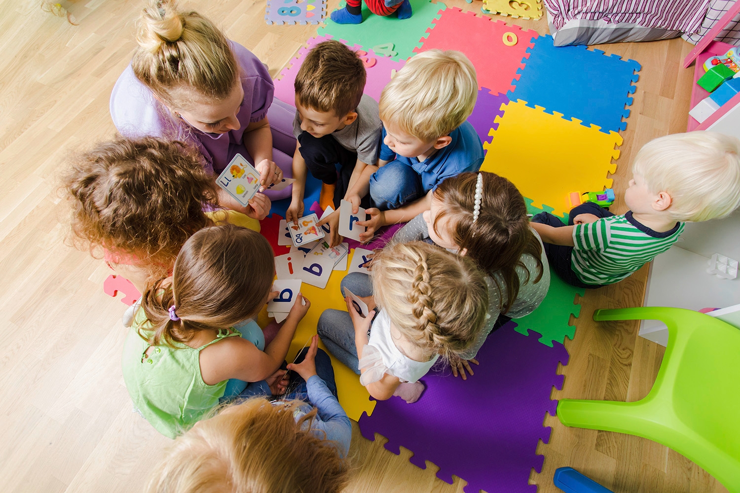 Kindergruppe beim Spielen in einer Kindertagesstätte. Kindergruppe beim Spielen in einer Kindertagesstätte.