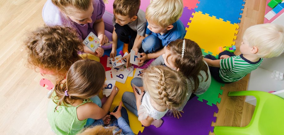 Kindergruppe beim Spielen in einer Kindertagesstätte.