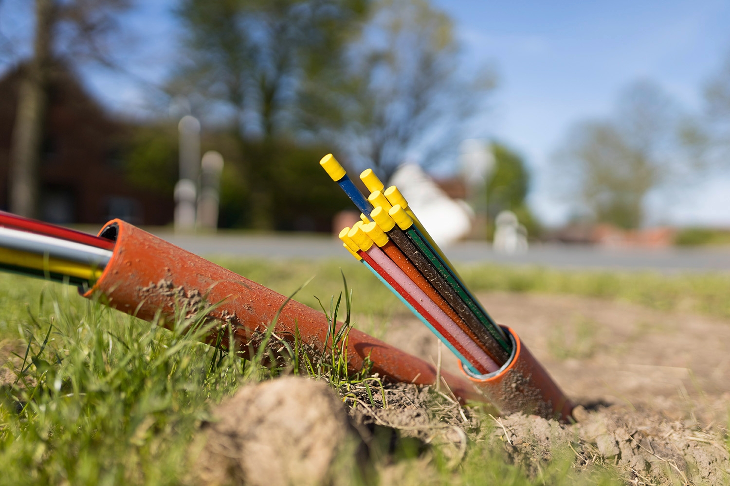 Glasfaserkabel schauen aus der Erde