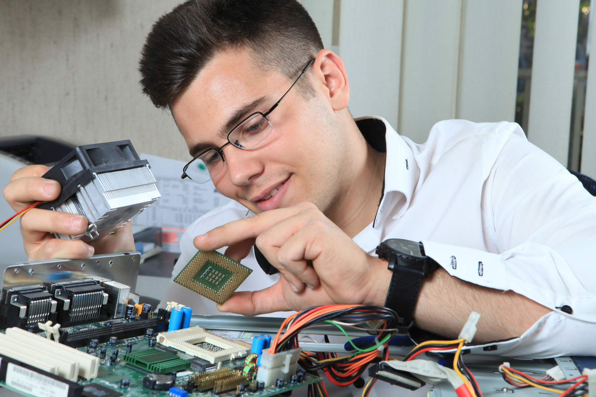 IT-Techniker bei der Arbeit.