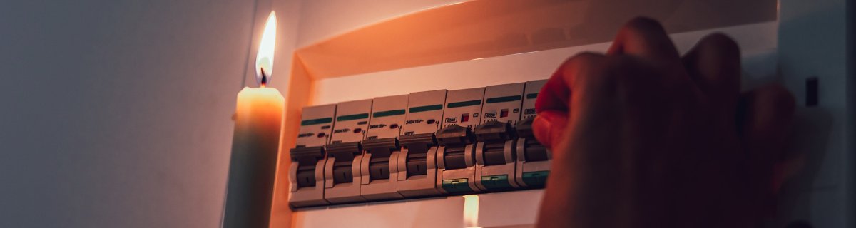 Darstellung Stromausfall - mit Kerze am Sicherungskasten. Darstellung Stromausfall - mit Kerze am Sicherungskasten.