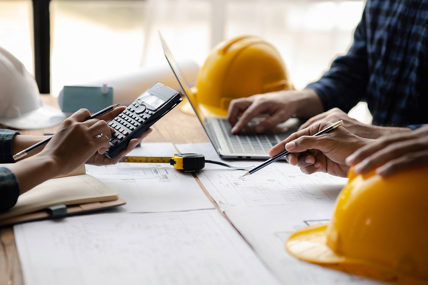 Besprechung im Rahmen einer Baumaßnahme. Besprechung im Rahmen einer Baumaßnahme.