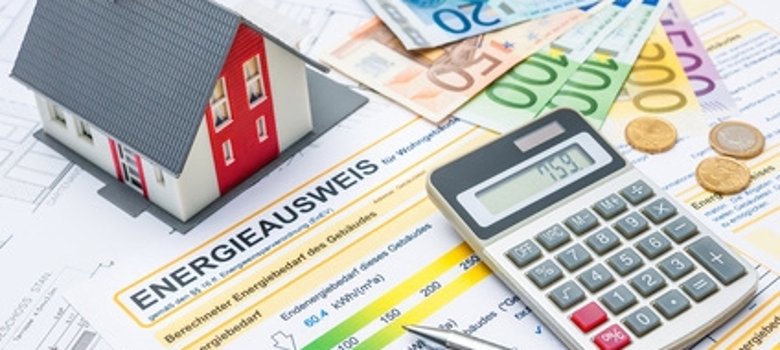 Energieausweis und Modell des Hauses